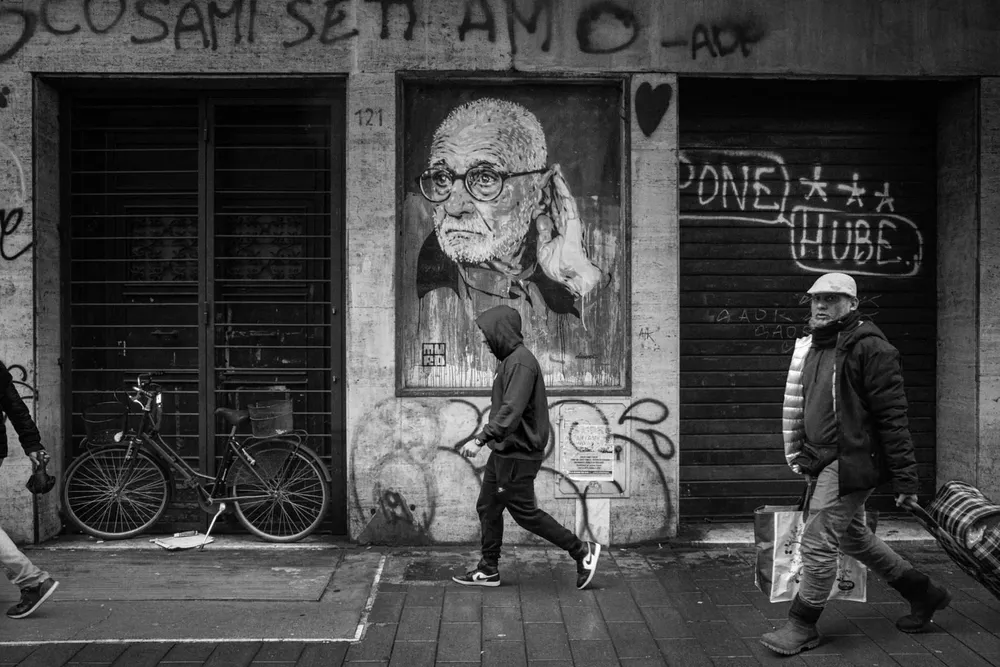 Street photography — photograph by Eolo Perfido
