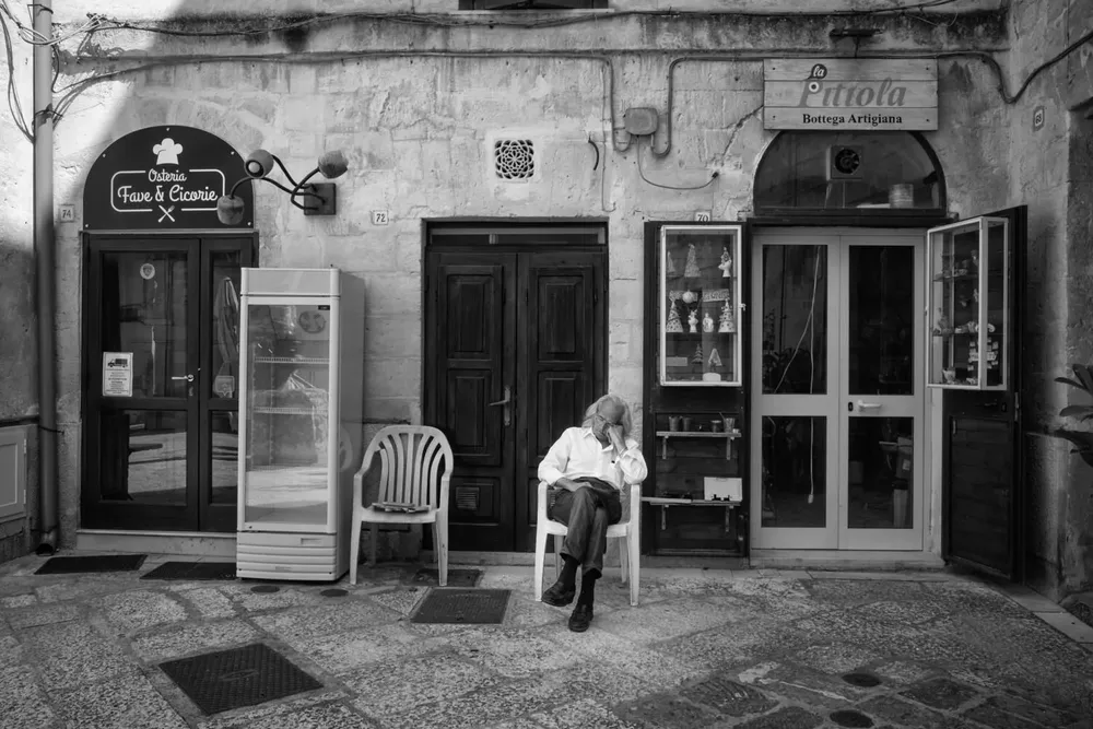 Street photography — photograph by Eolo Perfido