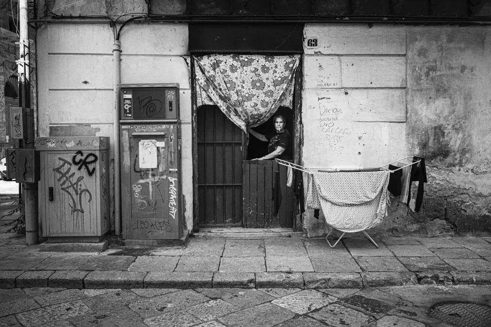 Street photography — photograph by Eolo Perfido