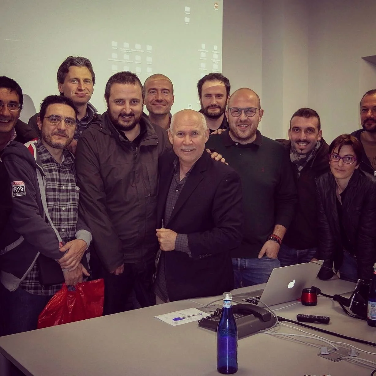 A group poses together indoors with Steve McCurry